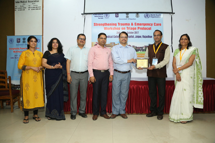 Being Felicitated by Dr. Sanjeev Bhoi, HoD, Emergency Medicine, JPN Apex Trauma Centre, New Delhi